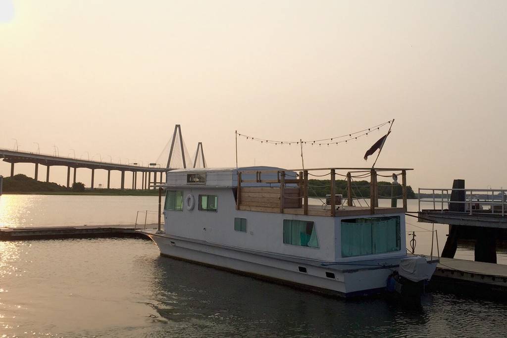 airbnb charleston house boat