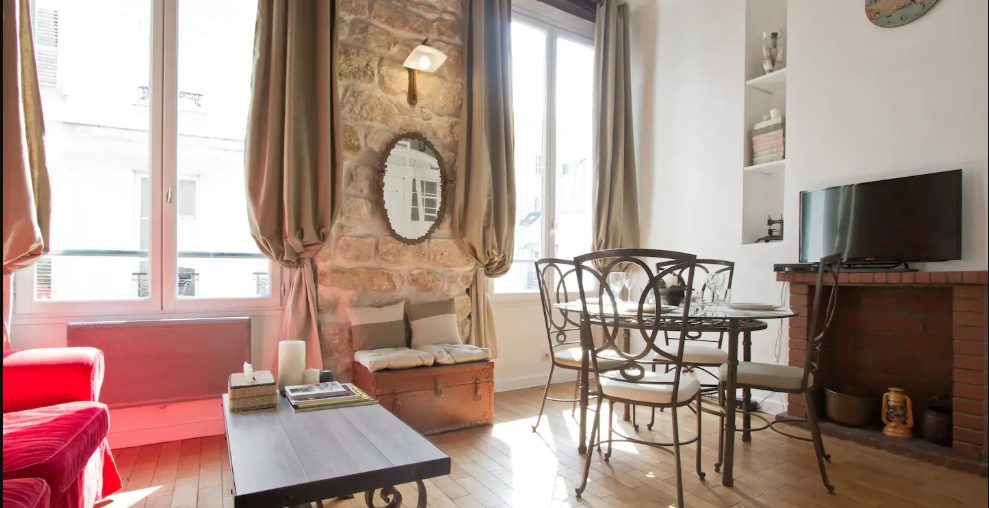 Airy livingroom of Paris apartment 