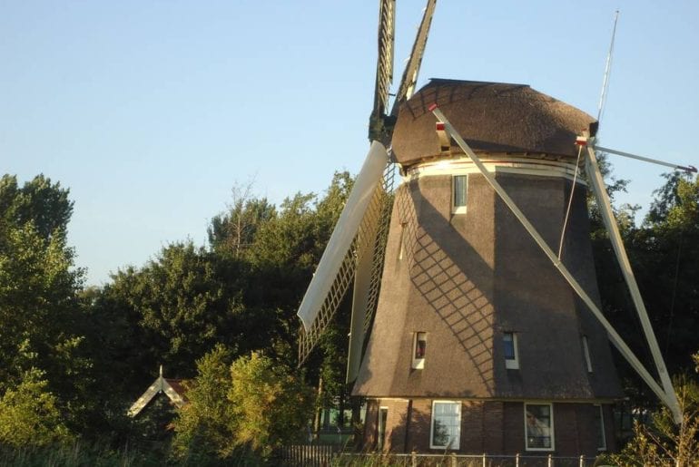 airbnb bedroom in windmill amsterdam