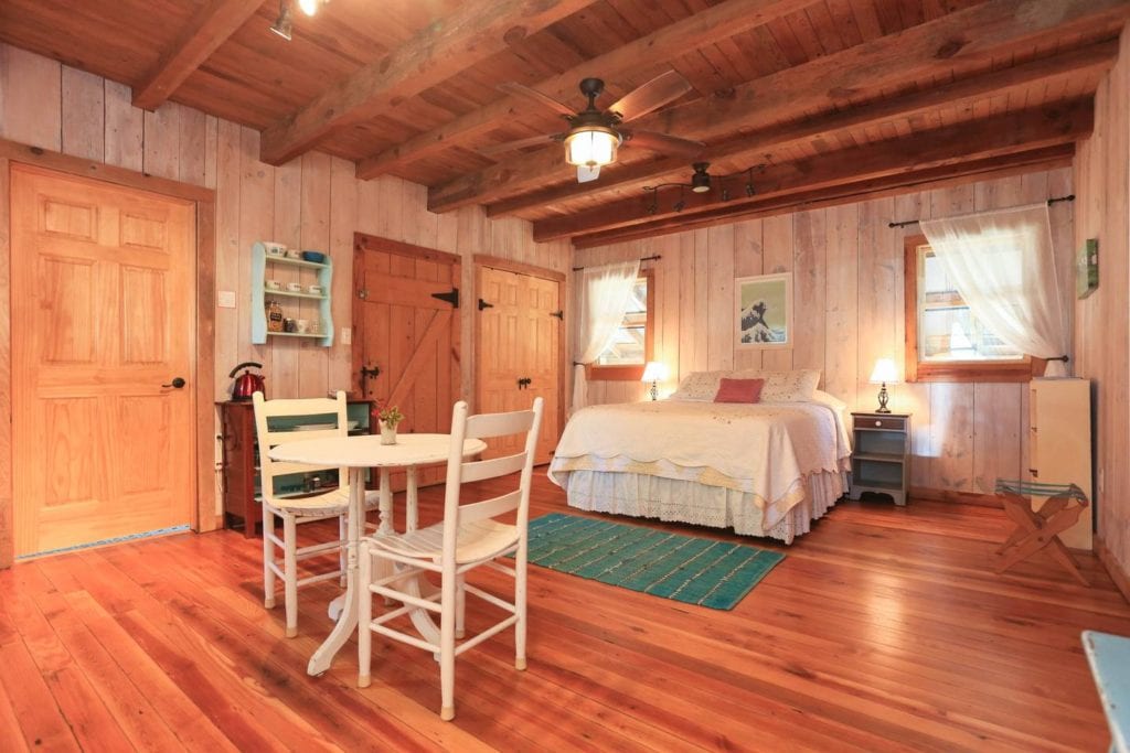 Romantic, cozy studio cabin