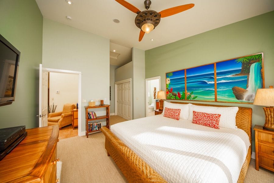 here's a cute bedroom in Maui!