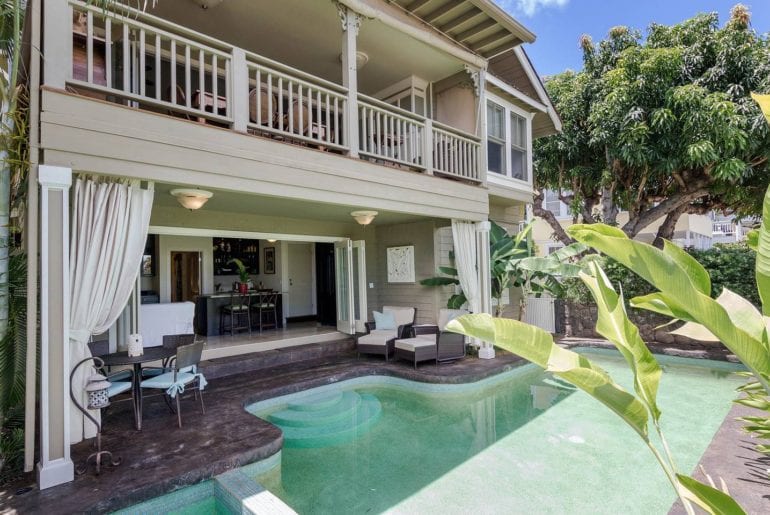 classic Hawaiian airbnb bungalow in honolulu