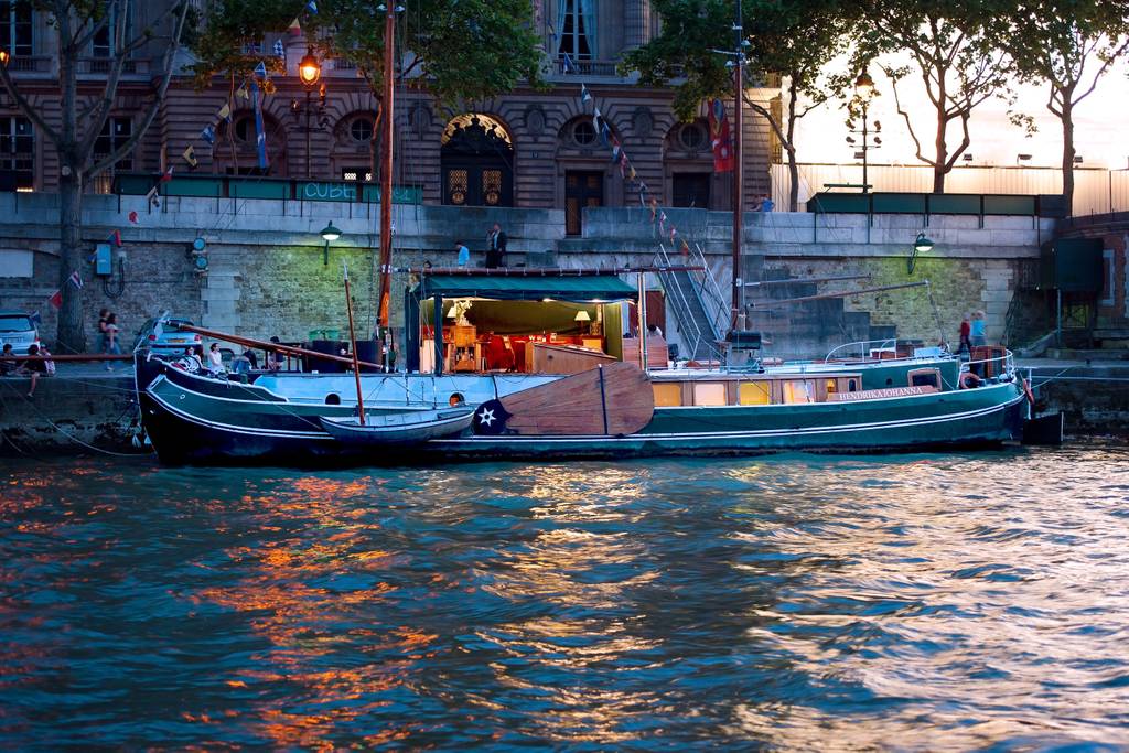 airbnb houseboat on river seine paris