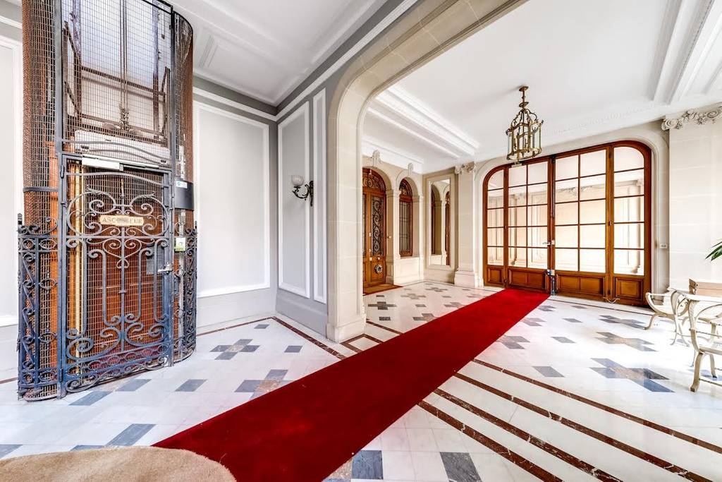 gigantic paris apartment near louis vuitton 