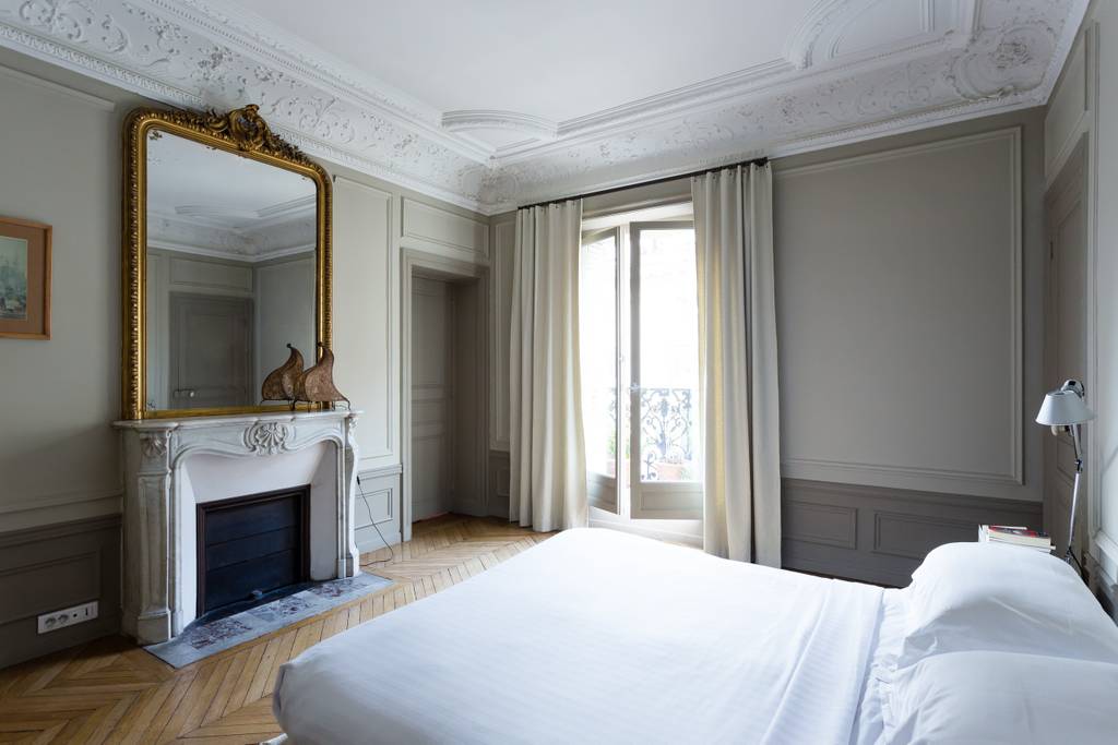 stylish parisian airbnb near eiffel tower