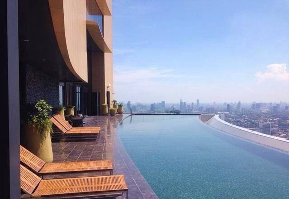 spectacular views from this bangkok condo