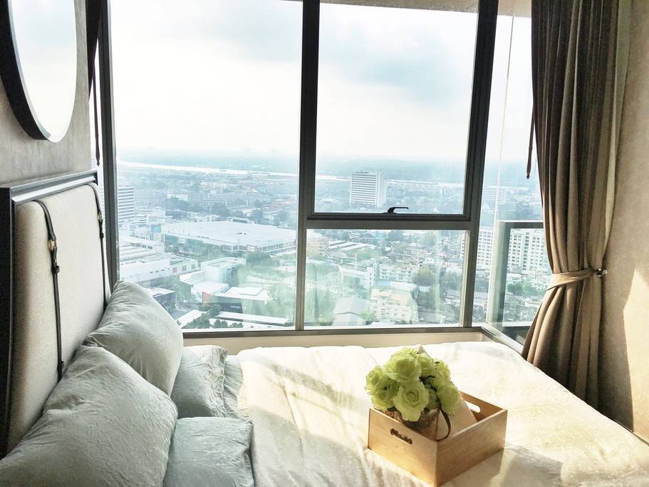 spectacular views from this bangkok condo