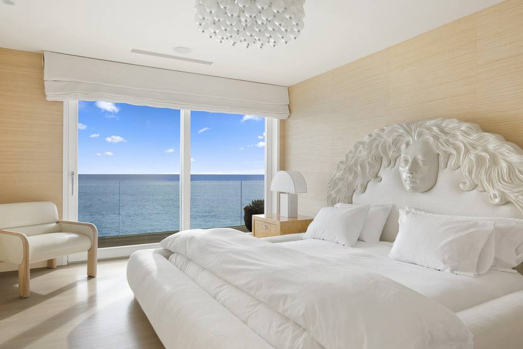 bedroom with seaview and white fittings in Los Angeles