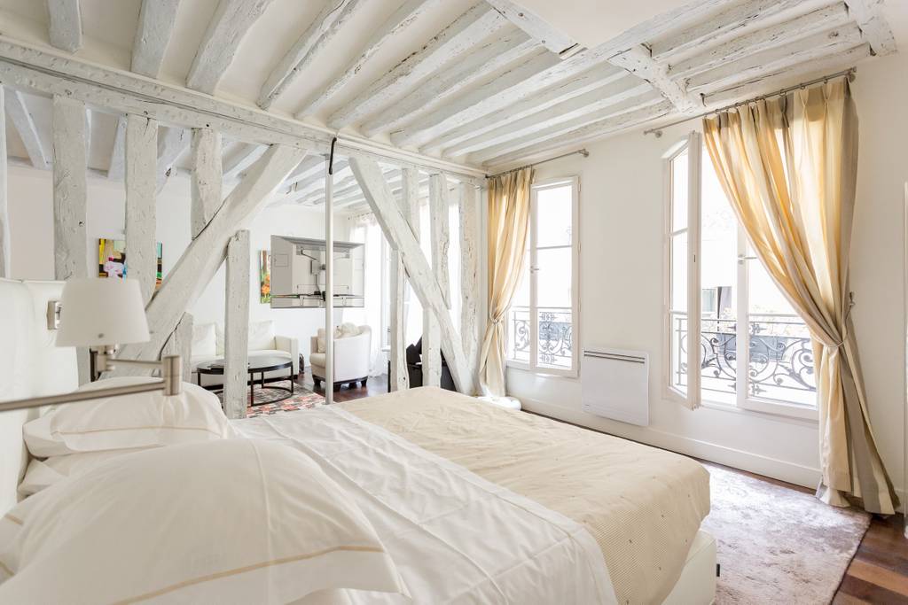 old world studio airbnb paris