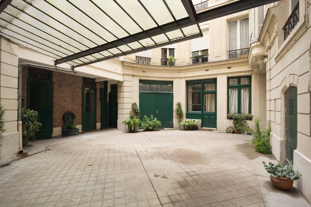 stylish airbnb apartment in latin quarter paris