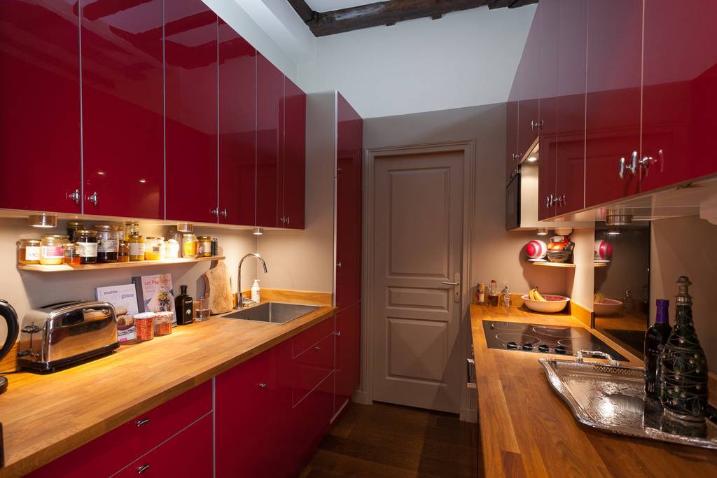 paris airbnb in poular marais district 