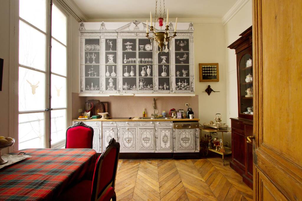 Parisian kitchen space on Airbnb