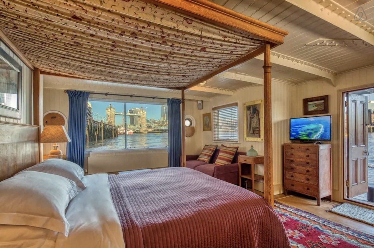 four poster bed with view of tower bridge