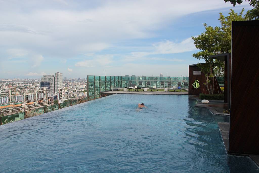 apartment with infinity pool in bangkok
