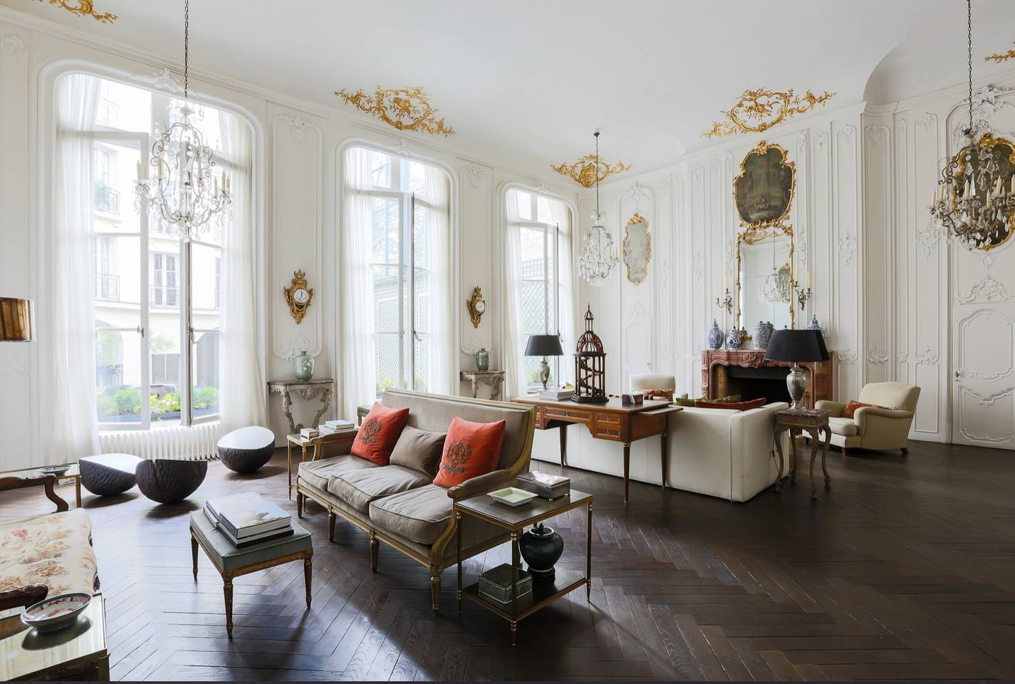 sophisticated airbnb apartment in paris