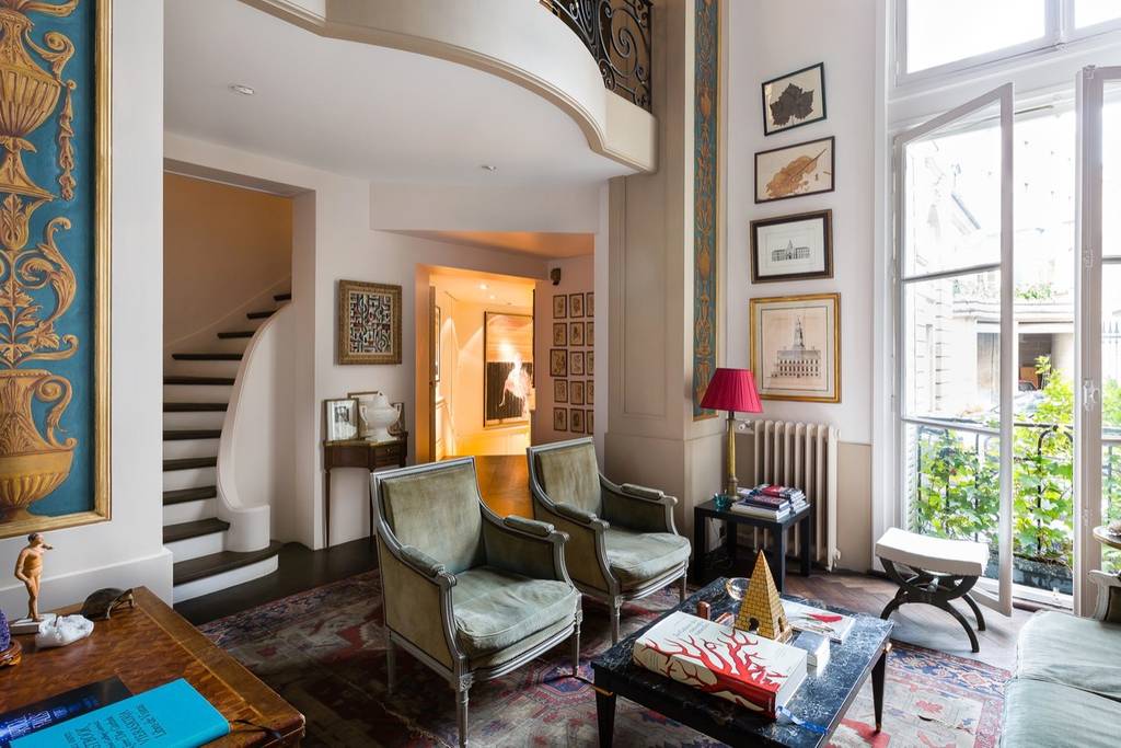 sophisticated airbnb apartment in paris
