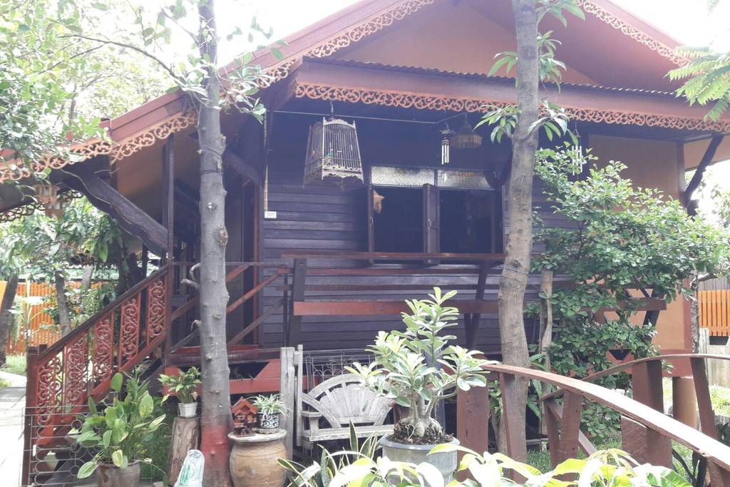 authentic bangkok cabin in quiet area near monks