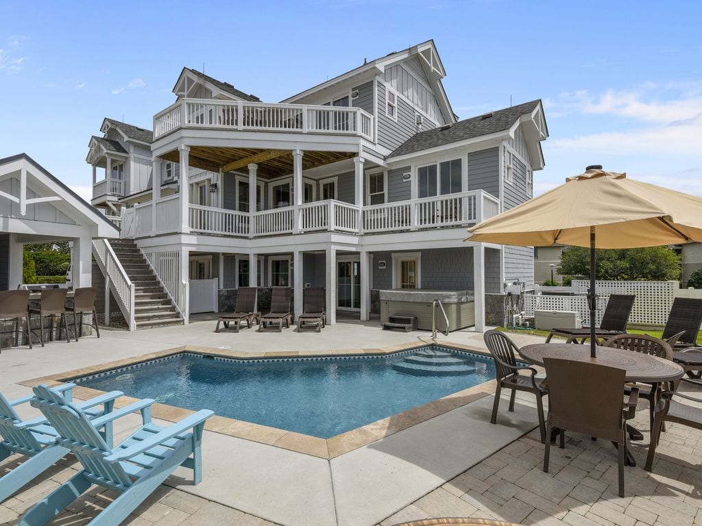 sprawling home with pool on the outer banks