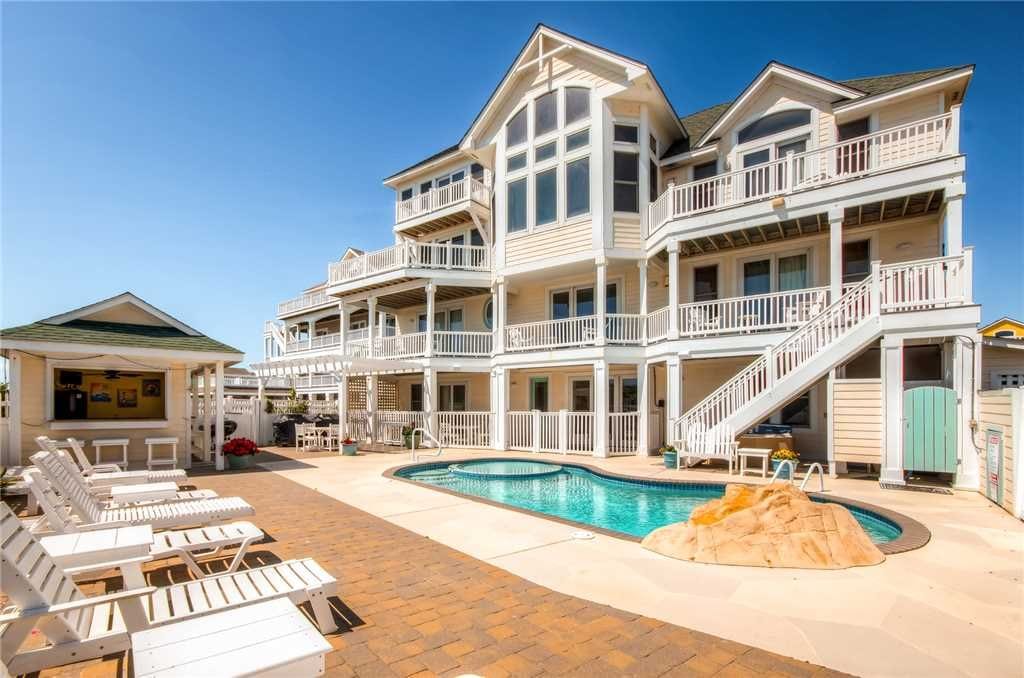 luxury vrbo rental with pool and tiki bar NC