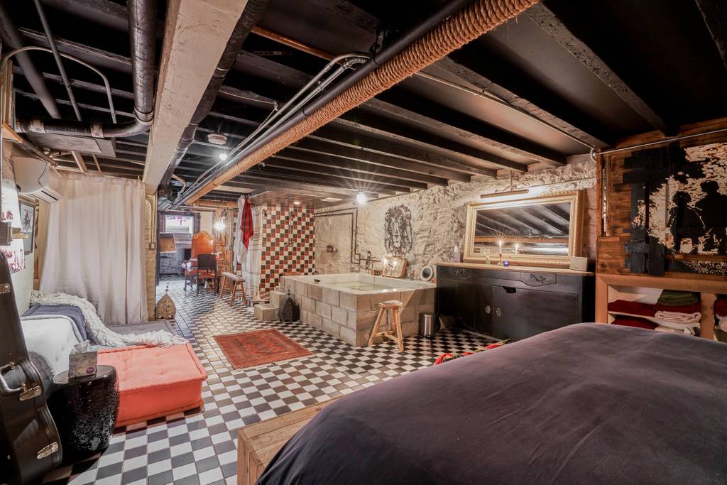 brooklyn airbnb with hottub