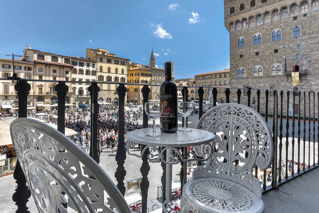 terrace apartment with views of piazza florence