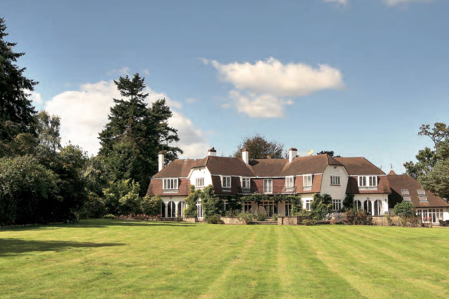 sunningdale luxury home from airbnb