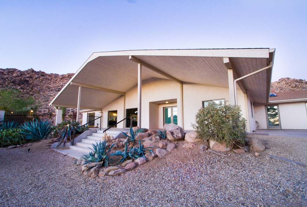 luxury vrbo home in joshua tree