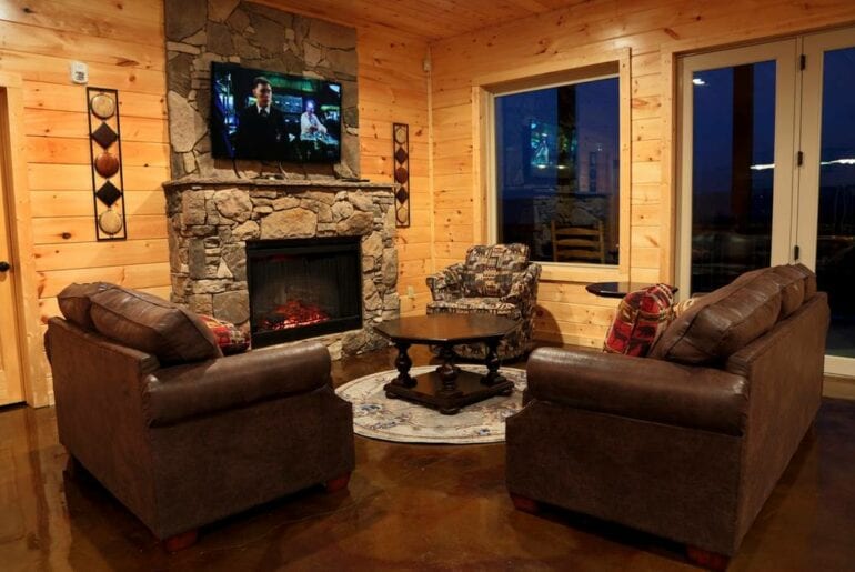 gatlingburg luxury cabin with swimming pool