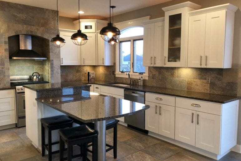 Bright kitchen with top-end appliances 